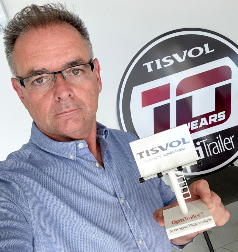 Istvan posando junto a la representación conmemorativa del clásico monoposte de Tisvol.